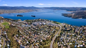 Unclassified image, 2 of 13, button - Horizons 317 studio right on the Lake (Jindabyne)