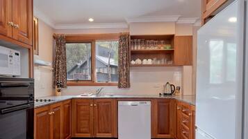 Coffee/tea maker, cookware/dishes/utensils, dining tables