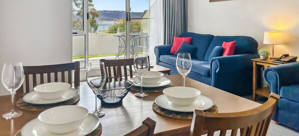 Interior - Horizons 408 studio right on the lake (Jindabyne)