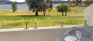 Outdoor dining - Horizons 408 studio right on the lake (Jindabyne)