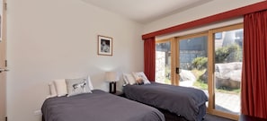 3 bedrooms, iron/ironing board, bed sheets