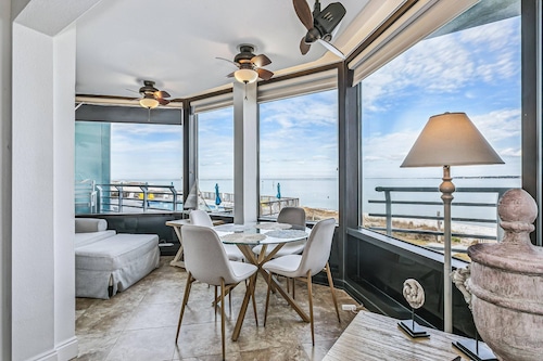 Luxurious Waterfront Condo With Elevator - Steps To The Community Pool And Sound