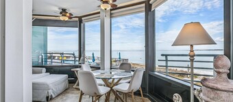 Luxurious Waterfront Condo With Elevator - Steps To The Community Pool And Sound