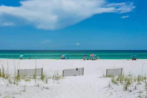 Luxurious Waterfront Condo With Elevator - Steps To The Community Pool And Sound