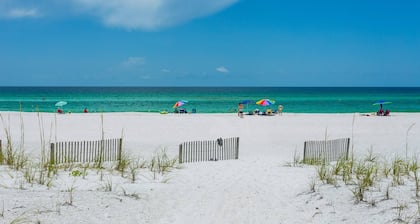 Luxurious Waterfront Condo With Elevator - Steps To The Community Pool And Sound