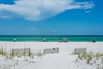 Luxurious Waterfront Condo With Elevator - Steps To The Community Pool And Sound