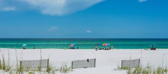 Luxurious Waterfront Condo With Elevator - Steps To The Community Pool And Sound