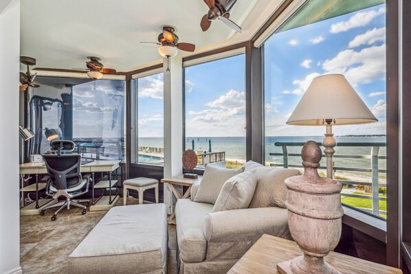 Interior - Luxurious Waterfront Condo With Elevator - Steps To The Community Pool And Sound (Pensacola Beach)