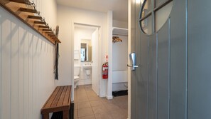 Douche, séchoir à cheveux, serviettes fournies