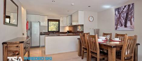 Een koffiezetapparaat/waterkoker, kookgerei, borden en bestek