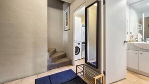 Een douche, een haardroger, handdoeken