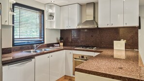 Macchina per tè/caffè, pentole/stoviglie/utensili, tavolo da pranzo