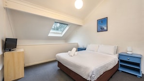 2 bedrooms, iron/ironing board, bed sheets