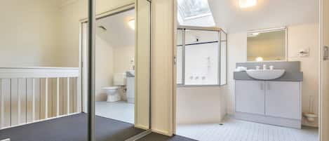 Shower, jetted bath, hair dryer, towels