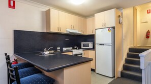 Batterie de cuisine, vaisselle et ustensiles, tables à manger