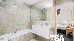 Ducha, secador de pelo y toallas