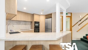 コーヒー / ティーメーカー、調理器具と食器、ダイニングテーブル