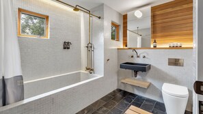 Shower, hair dryer, towels - Milkwood 3 Chalet - Woodridge (Woodridge)
