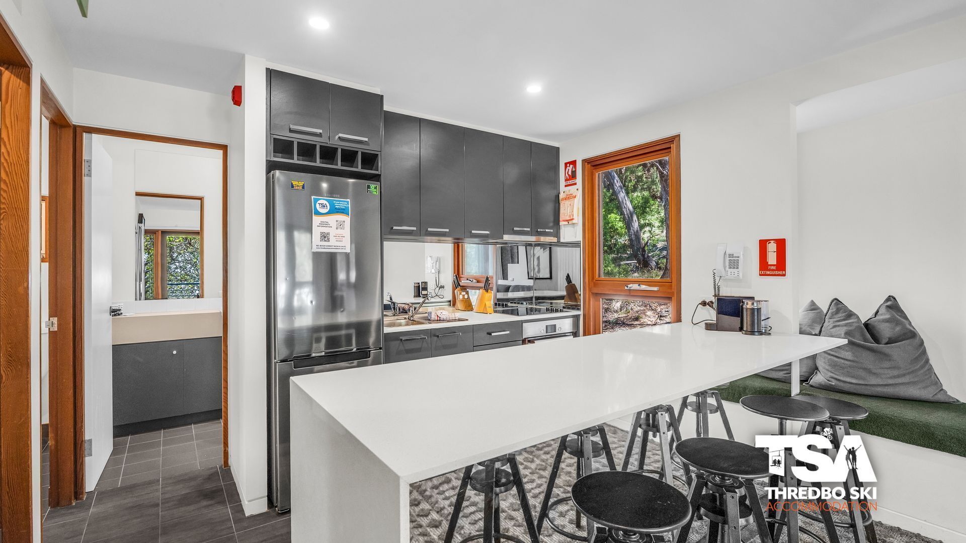 Kahvin-/teenkeitin, keittoastiat/astiat/ruokailuvälineet