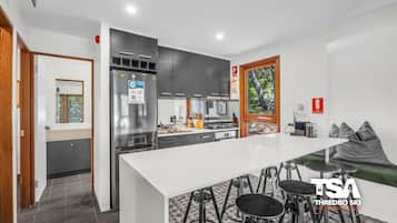 Kahvin-/teenkeitin, keittoastiat/astiat/ruokailuvälineet