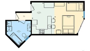 Een plattegrond van een hotelkamer met een badkamer, keuken, slaapkamer en een kleine hal.