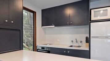 Kochgeschirr/Geschirr/Besteck, Esstisch