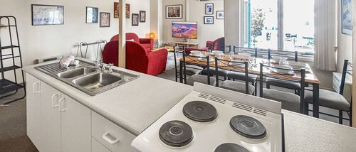 Razorback 2 - Centrally located spacious 2 bedroom