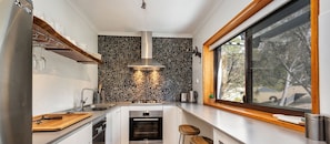 コーヒー / ティーメーカー、調理器具と食器、ダイニングテーブル