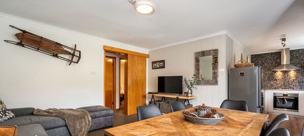 Enjoy a comfortable stay in this well-appointed living space with a dining table for four, sofa, and fireplace.