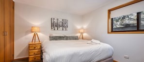 2 室のベッドルーム、アイロン / アイロン台、WiFi (無料)、ベッドシーツ