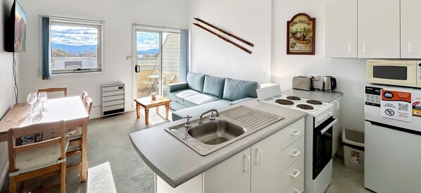 Microwave, stovetop, toaster, cookware/dishes/utensils - Razorback 4 - Centrally located, self-contained 1 bedroom (Jindabyne)