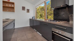 Coffee/tea maker, cookware/dishes/utensils, dining tables - Onyx 2b Chalet - Woodridge (Woodridge)