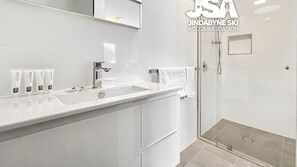 Douche, serviettes fournies
