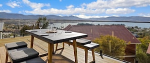 Outdoor dining - Stone & Crow - Exquisite 4 bedroom with lake views (Jindabyne)