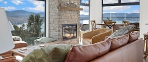 TV - Stone & Crow - Exquisite 4 bedroom with lake views (Jindabyne)