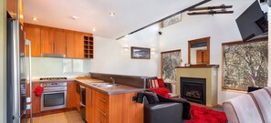 Kochgeschirr/Geschirr/Besteck, Esstisch