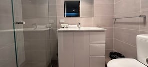 Shower, towels - The Summit 15 - Spacious 4 bedroom with lake views (Jindabyne)