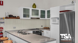 Cookware/dishes/utensils, dining tables