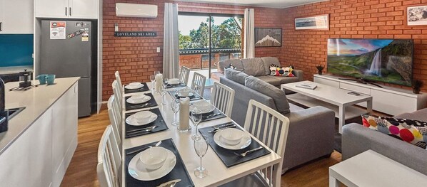 Interior - Sunrise 5 - Cosy 3 bedroom with tennis court, pool and lake views (Jindabyne)