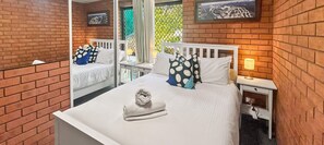 3 bedrooms, free WiFi - Sunrise 5 - Cosy 3 bedroom with tennis court, pool and lake views (Jindabyne)