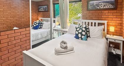 Sunrise 5 - Cosy 3 bedroom with tennis court, pool and lake views