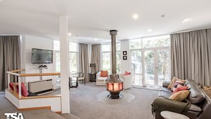 A modern living room with a fireplace, a television, and a sofa. - Rileys Run - Woodridge (Woodridge)