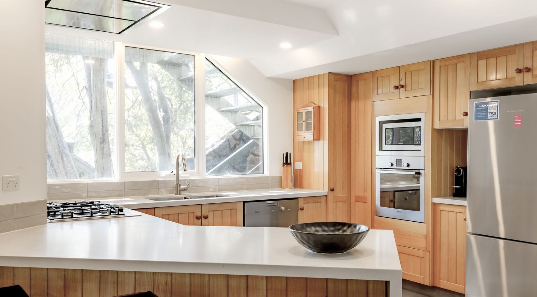 Cafetière/bouilloire, batterie de cuisine, vaisselle et ustensiles