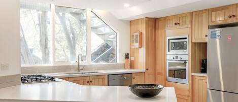 Cafetière/bouilloire, batterie de cuisine, vaisselle et ustensiles