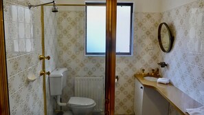 Shower, bidet, towels