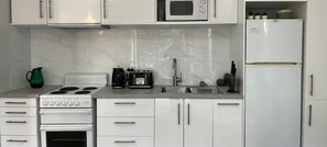 Refrigerador, microondas, horno y parrilla de estufa