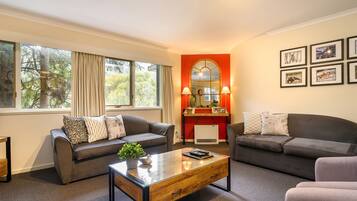 Tv, pejs, dvd-afspiller, stereoanlæg