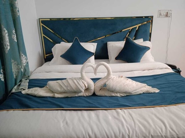 Desk, laptop workspace, free WiFi - HOTEL WEST INN BOULEVARD (Srinagar)