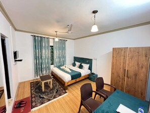 Desk, laptop workspace, free WiFi - HOTEL WEST INN BOULEVARD (Srinagar)