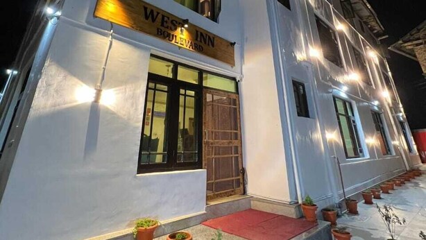 A two-story building with a sign reading "West Inn Boulevard." - HOTEL WEST INN BOULEVARD (Srinagar)